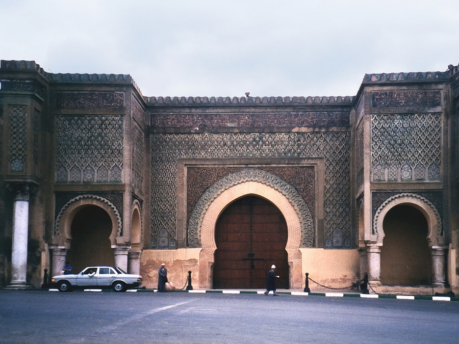 Meknes - Bab Mansoer Meknes is the second emperor's city that we visit. Meknes has numerous city walls, gates and palaces. The most impressive gate is this Bab Mansoer one. Stefan Cruysberghs